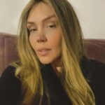 Simony Instagram - 2024 batendo na porta com 365 folhas em branco, o que você vai escrever nessa primeira folha ?