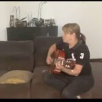 Simony Instagram - Saudade desse violão e de cantar com você . Mas eu sei que você está em um lugar lindo 🤩. Vamos cantar 🎤 Violão ela @tiamocinha Voz eu Música @sigaanacarolina Compositor Tony Drinks. A vida é isso feita de momentos que graças a Deus podemos eternizar ❤️❤️❤️❤️❤️❤️🎤🫶🏻
