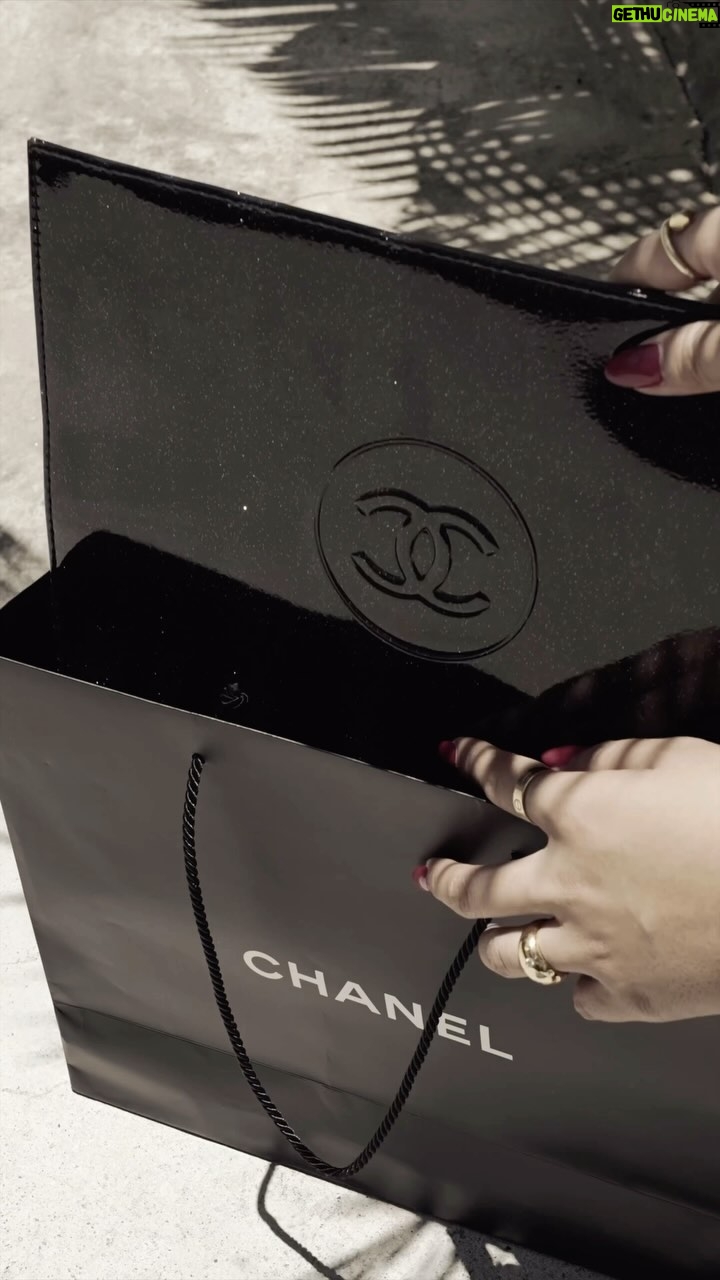 Sofia Andres Instagram - unboxing @chanel.beauty limited edition surprise for me ππ«Άπ»