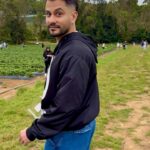 Soha Ali Khan Instagram - देसी बाबू 🙍🏽‍♂️ English मेम🙎‍♀️ Or just a confused guy🤷🏽‍♂️ #strawberry #strawberrypicking🍓 #farm #strawberryfarm #australia