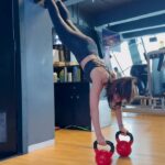Soha Ali Khan Instagram – No matter what the season… 🖤 💪🏻 #workout #fitness @maheshfitnessclub