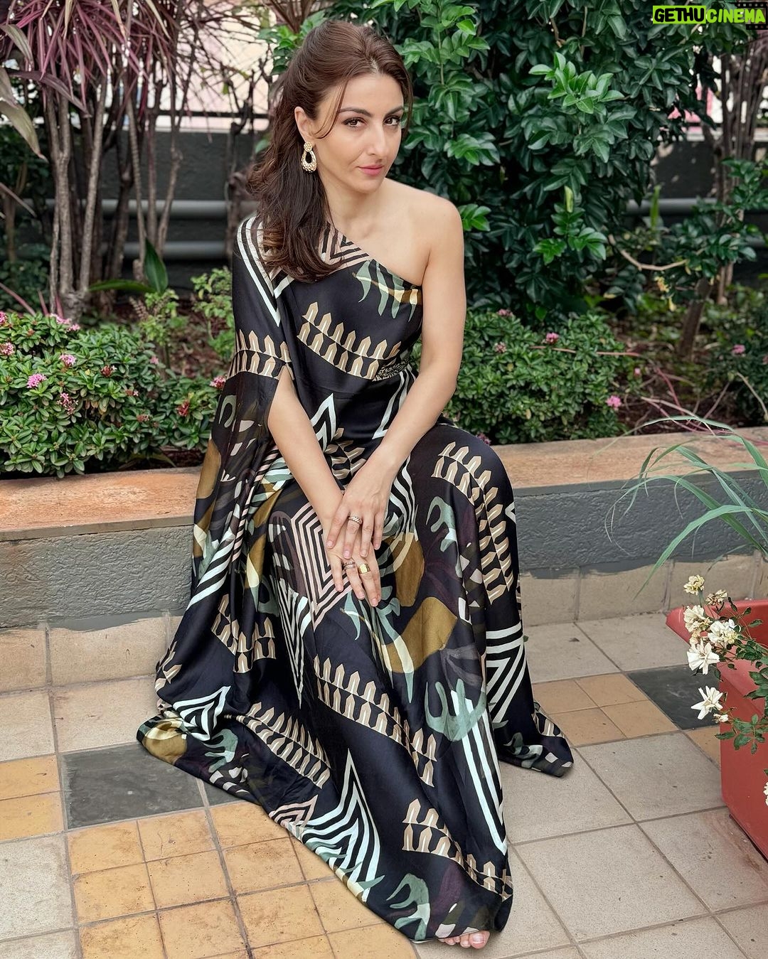 Soha Ali Khan Instagram - Go figure …. @kareenparwani @_vedikam @dipublicrelations