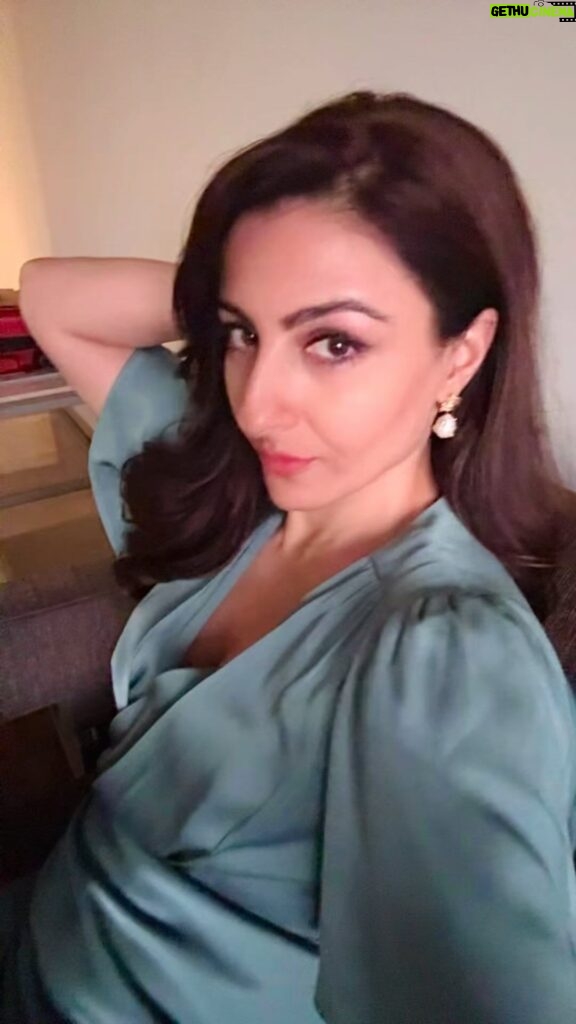 Soha Ali Khan Instagram - Last night in Lucknow #lucknow #eventdiaries @etciso Styled by: @kareenparwaani Outfit : @forevernew_india Earrings : @shopalloya x @spiffypublicrelations Ring : @ishhaara x @ascend.rohank