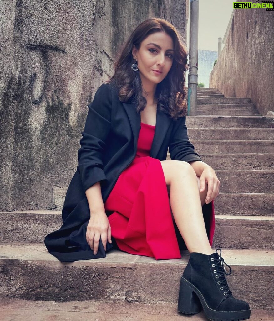 Soha Ali Khan Instagram - When in doubt just take the next small step… 🖤