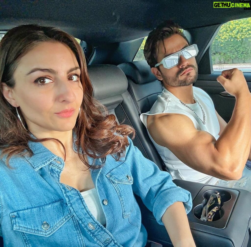 Soha Ali Khan Instagram - Driving safe with @kunalkemmu …❤️
