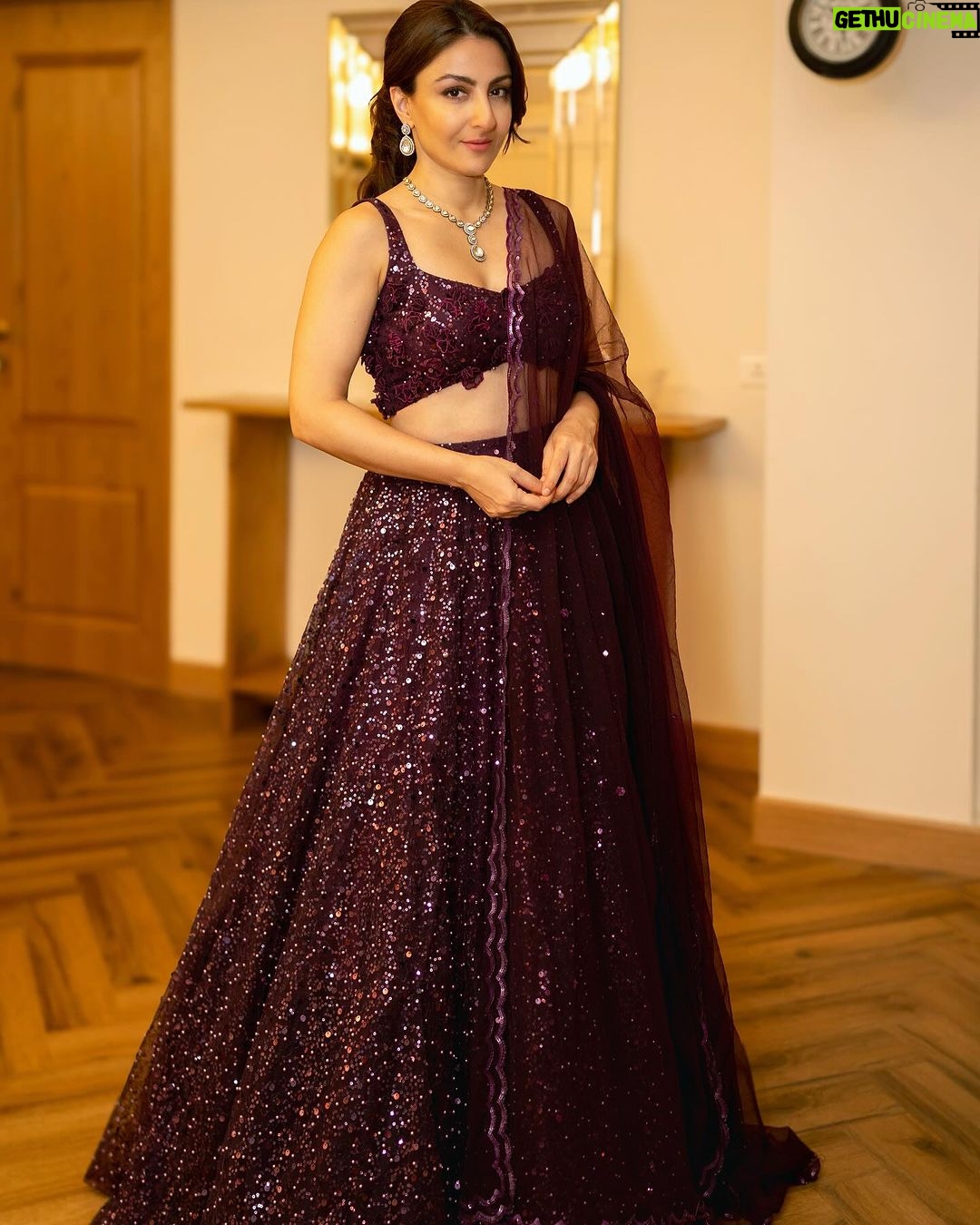 Soha Ali Khan Instagram - And so it begins …✨ Styled by: @kareenparwani Assisted by: @ananyaakhanna @tanisha7jain Outfit: @geethikakanumilli @dipublicrelations Jewellery: @kushalsfashionjewellery @oakpinionpr Shot by: @jogi.media