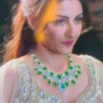 Soha Ali Khan Instagram – A little shimmer to help with the Monday blues ✨ #bombaytimesfashionweek @bombaytimes @riyazgangjilibas #fashion