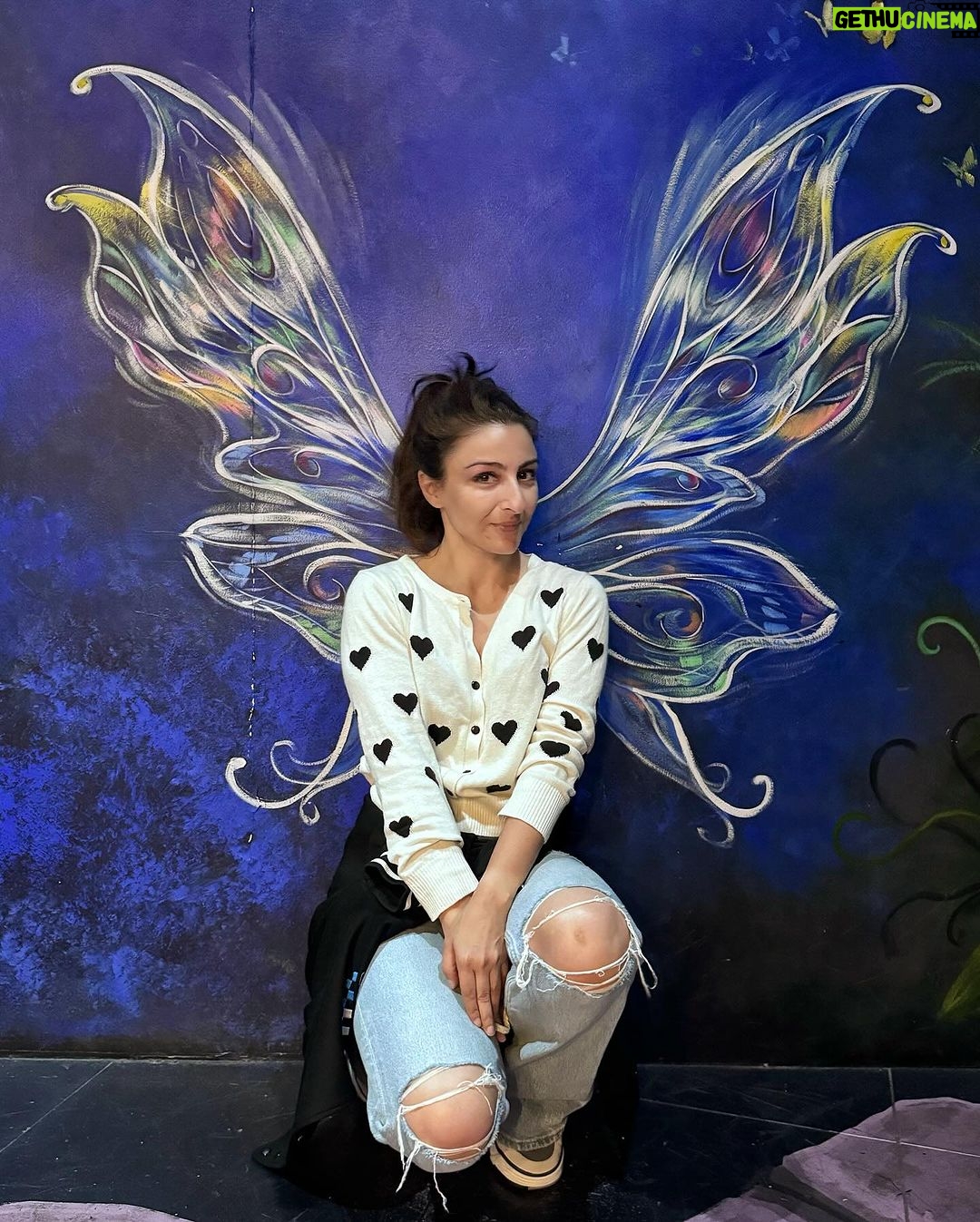 Soha Ali Khan Instagram - I always said she was a work of art … #immersiveartexperience #art #artvo see the art, touch the art, be the art 🖼️