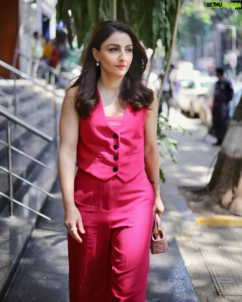 Soha Ali Khan Instagram - La vie en rose Stylist @kareenparwani Photographer @abhiyash_hajare Jewels @anaqajewels