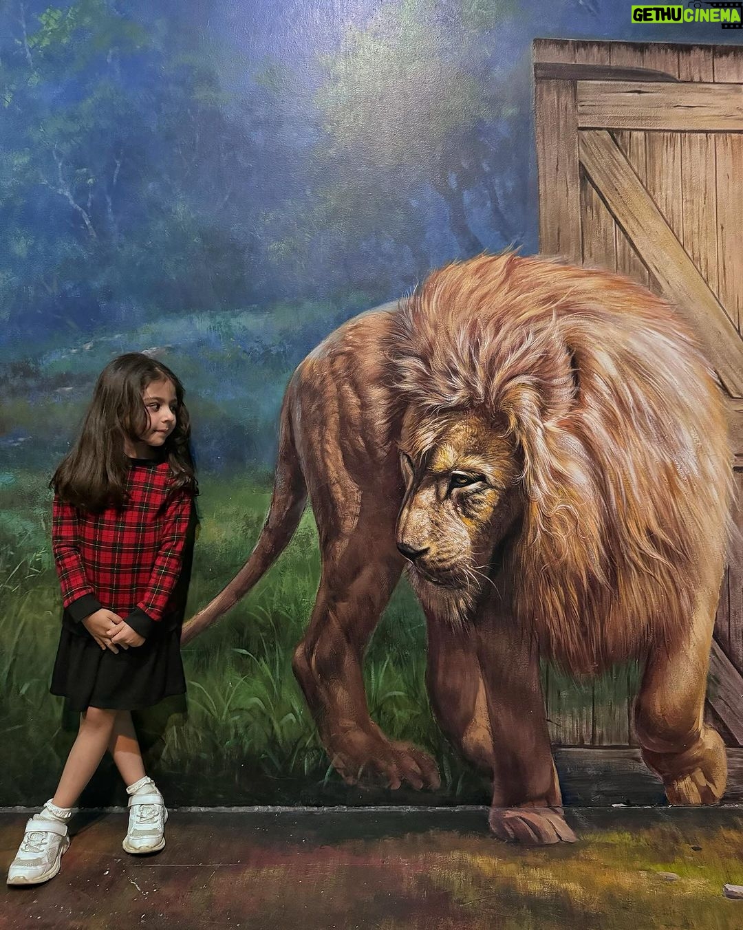 Soha Ali Khan Instagram - I always said she was a work of art … #immersiveartexperience #art #artvo see the art, touch the art, be the art 🖼️