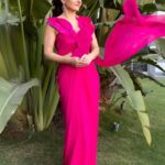 Soha Ali Khan Instagram - Lessons in saree-posing and pallu-flying 101 - no high heels in the garden, if there’s no wind there’s no sail, fake it till you make it ! #saree 💖 @whatknotin photography