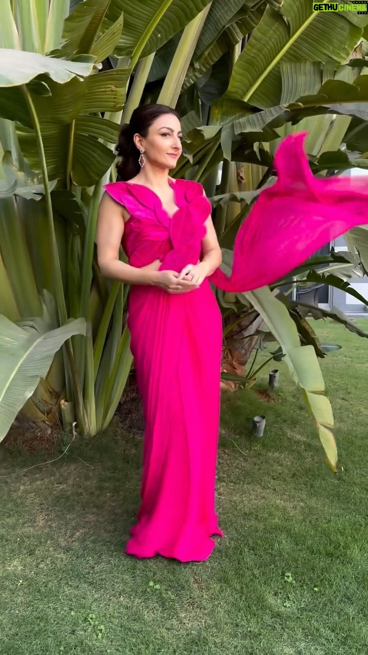 Soha Ali Khan Instagram - Lessons in saree-posing and pallu-flying 101 - no high heels in the garden, if there’s no wind there’s no sail, fake it till you make it ! #saree 💖 @whatknotin photography