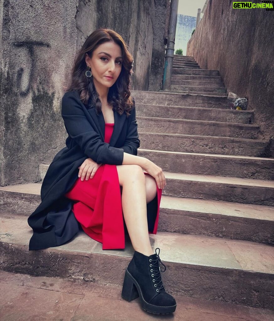 Soha Ali Khan Instagram - When in doubt just take the next small step… 🖤