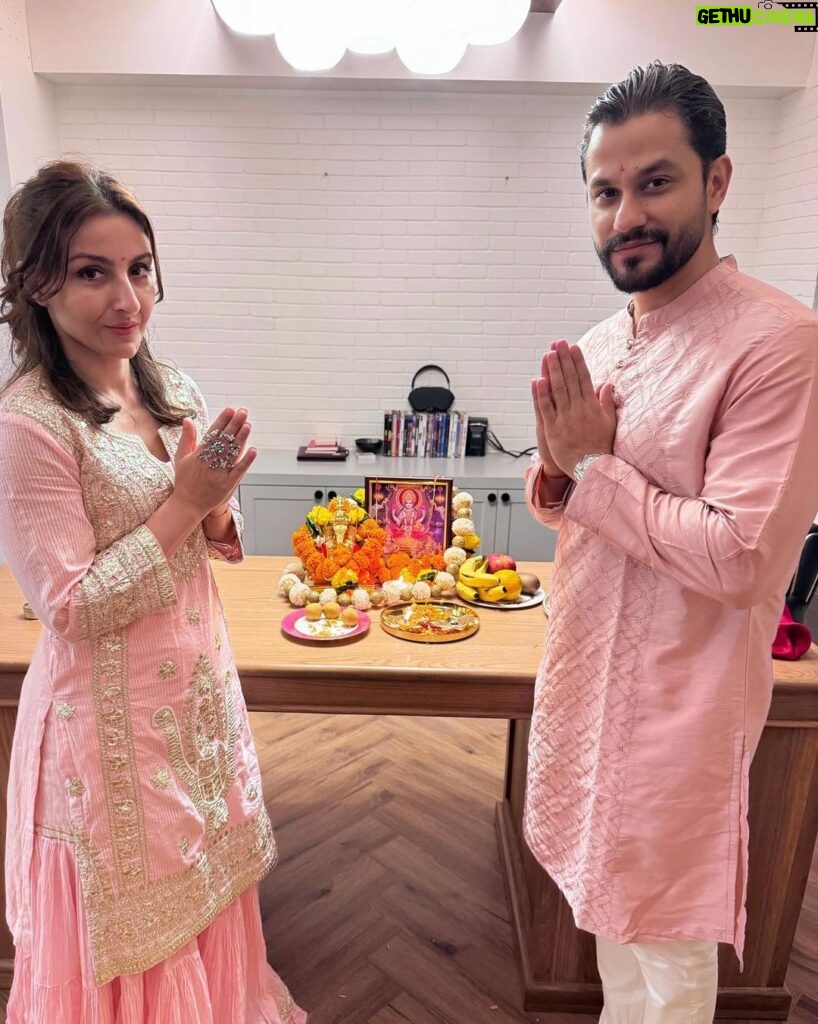 Soha Ali Khan Instagram - Wishing all of you, your families and loved ones a very Happy Diwali. Love Light Happiness and Peace 🪔