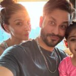 Soha Ali Khan Instagram – Weekend mood – eat, spray, love and not necessarily in that order 😂❤️ 🍰 🎉#weekend #mood