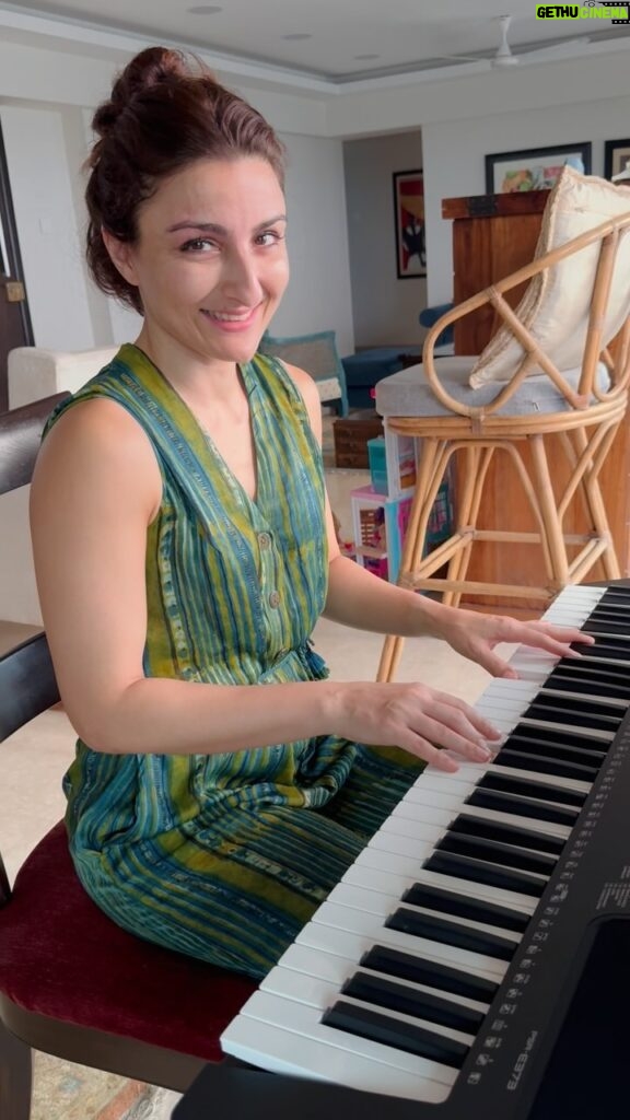 Soha Ali Khan Instagram - If you want to beat stress, get out of a rut, refocus your brain, have fun and learn something - rediscover an old hobby or passion - in my case its the 🎹 🎵 I don’t know about my neighbours but I’m feeling pretty good about myself!! #piano #beethoven #furelise #workinprogress @joybose24