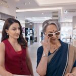 Soha Ali Khan Instagram - Amma has a cute habit of dropping sly hints about her shopping bucket list and I found the perfect opportunity to fulfill her wishes. Bought a few of her favorite pieces using the unbelievable benefits of the TITAN SBI Card✨, only to bump into her doing the same for me! I truly lucked out with my mum and wouldn’t miss an opportunity to show her that I’m #HereForHer. 🥰💛 TITAN SBI Card offers 3% Value Back on Tanishq and up to 7.5%* Cashback on other Titan brands. Click the link in @sbicard_connect ‘s bio to apply for the TITAN SBI Card. #Ad #TitanSBICard #SBICard #TITAN T&C Apply