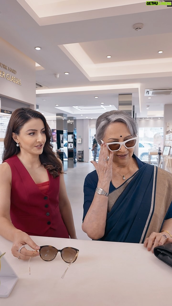Soha Ali Khan Instagram - Amma has a cute habit of dropping sly hints about her shopping bucket list and I found the perfect opportunity to fulfill her wishes. Bought a few of her favorite pieces using the unbelievable benefits of the TITAN SBI Card✨, only to bump into her doing the same for me! I truly lucked out with my mum and wouldn’t miss an opportunity to show her that I’m #HereForHer. 🥰💛 TITAN SBI Card offers 3% Value Back on Tanishq and up to 7.5%* Cashback on other Titan brands. Click the link in @sbicard_connect ‘s bio to apply for the TITAN SBI Card. #Ad #TitanSBICard #SBICard #TITAN T&C Apply