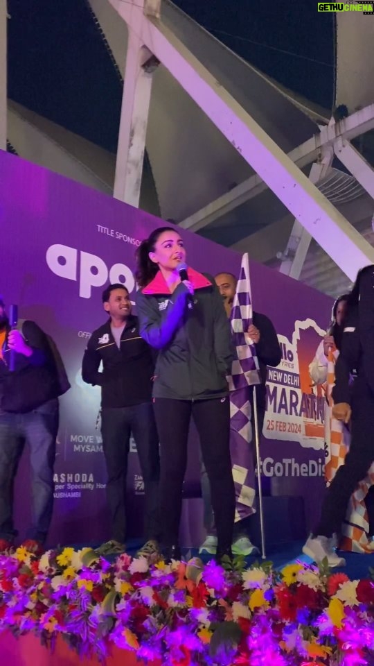 Soha Ali Khan Instagram - Namaste Delhi! π Today was an exhilarating experience coming back to Delhi for the Apollo Tyres New Delhi Marathon πββοΈ πββοΈ I had an amazing experience, it was wonderful to see Delhi run with all their heart. Hope you had a great run, Delhi. #Nebsports #Marathon #ApolloTyres #ATNDM #GoTheDistance #Apollo #NewDelhi #Runners #DelhiRunners #MarathonRunner #MarathonRunners #Marathoner #MarathonRunning #RunningMotivation #RunClub #Run #CapitalCity #delhidiaries