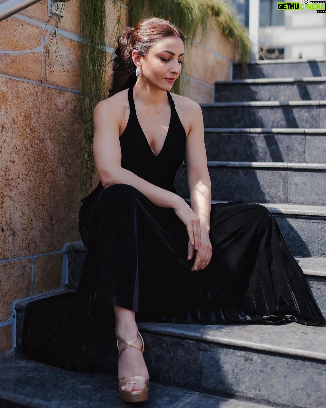 Soha Ali Khan Instagram - Black is the new black 🖤 Styling @kareenparwani Outfit @gauriandnainika Jewels @karishma.joolry Photography @whatknotin