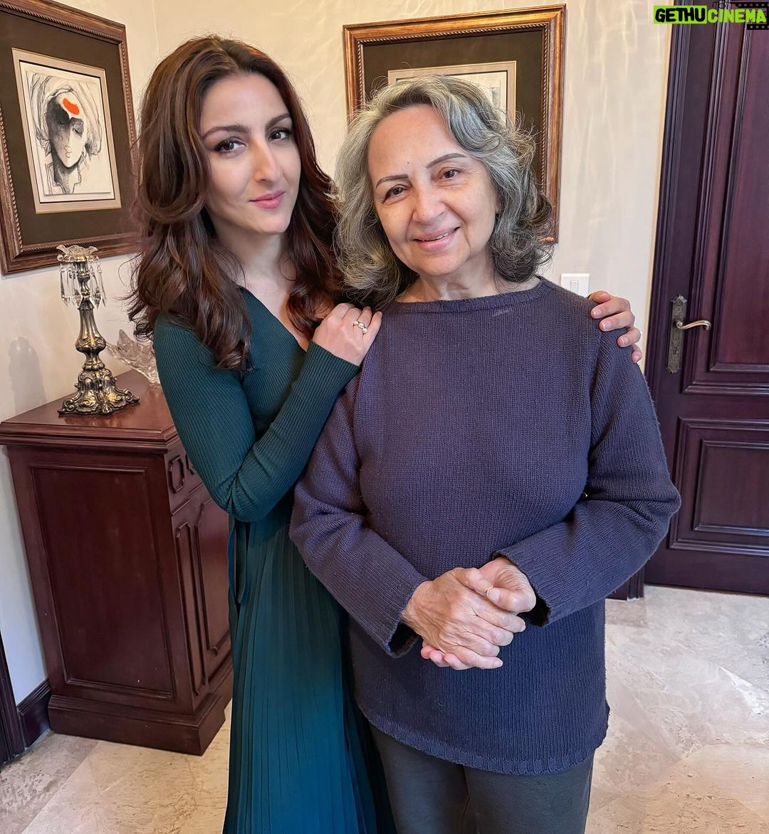 Soha Ali Khan Instagram - The kind of nut that didn’t fall far from the tree, that’s me! Came for the almonds but when in Delhi must see the mothership ❤️ Stylist @kareenparwani Outfit - @forevernew_official Jewels @paromapopat