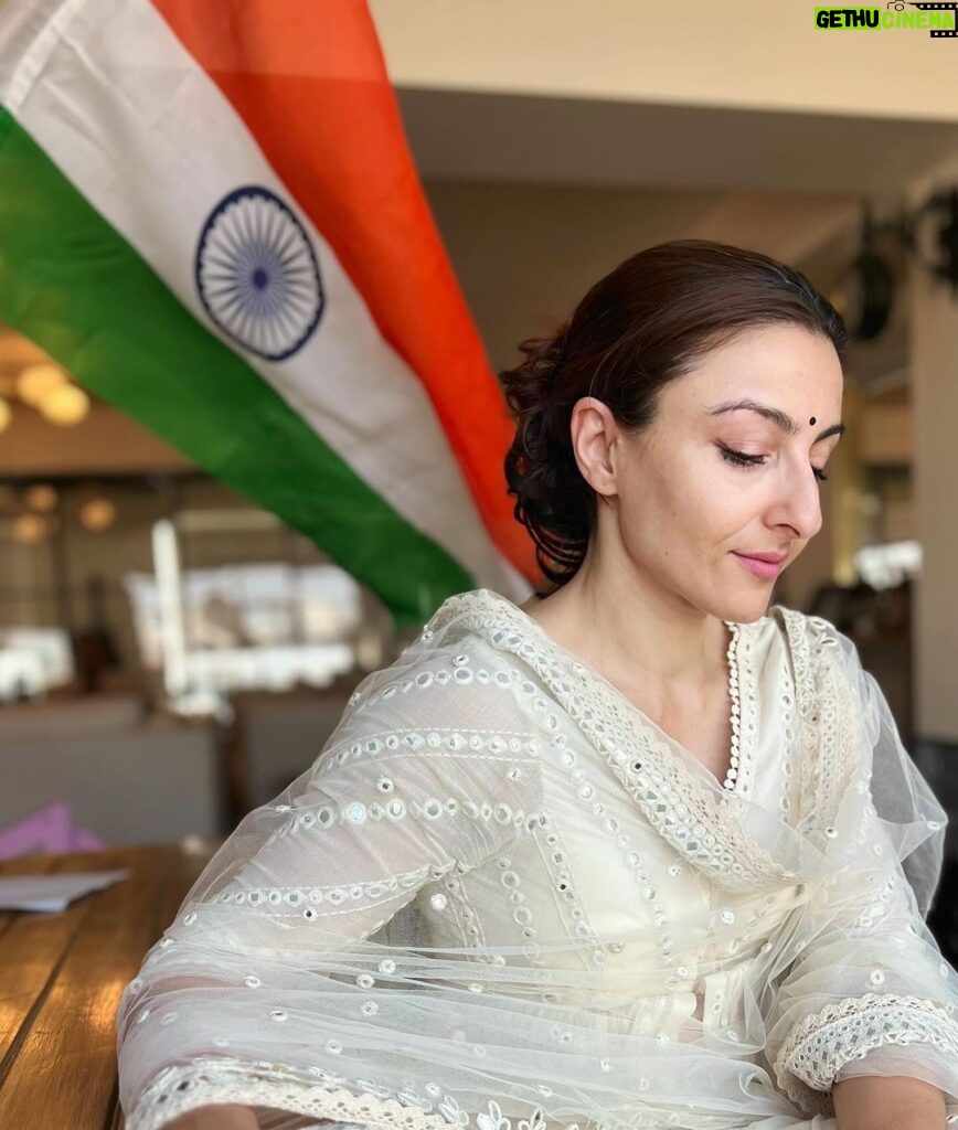 Soha Ali Khan Instagram - Happy Republic Day! May the spirit of democracy and freedom flourish in our land and may we all work towards a future filled with progress and unity #happyrepublicday #jaihind🇮🇳