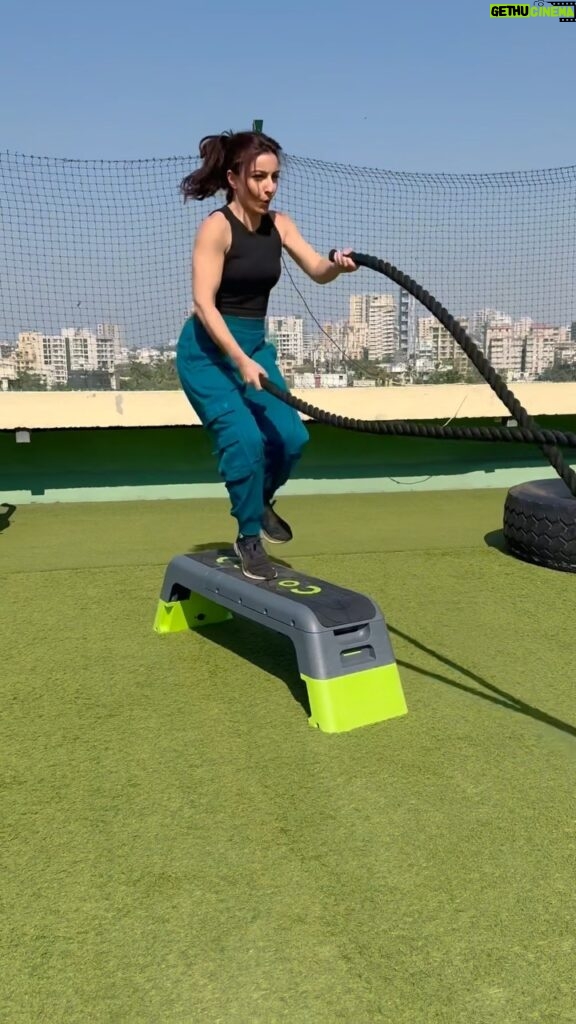 Soha Ali Khan Instagram - It is so hard to go back to the gym after weeks of holiday bliss … but once you learn to quit it becomes a habit. So here we are 💦 #backatit #workout #fitnessmotivation @maheshfitnessclub
