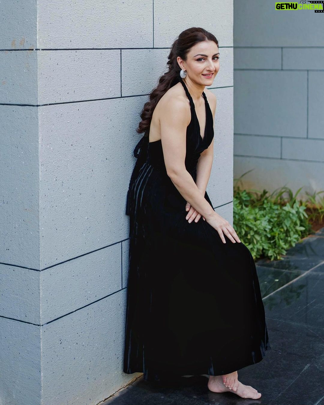 Soha Ali Khan Instagram - Black is the new black 🖤 Styling @kareenparwani Outfit @gauriandnainika Jewels @karishma.joolry Photography @whatknotin