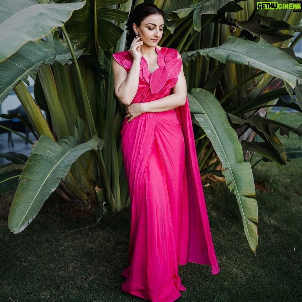 Soha Ali Khan Instagram - Branching out … 🍃 Styling @kareenparwani Outfit @reetiarneja Jewels @jet_gems Photography @whatknotin