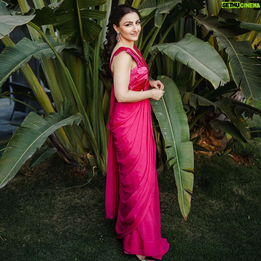 Soha Ali Khan Instagram - Branching out … 🍃 Styling @kareenparwani Outfit @reetiarneja Jewels @jet_gems Photography @whatknotin