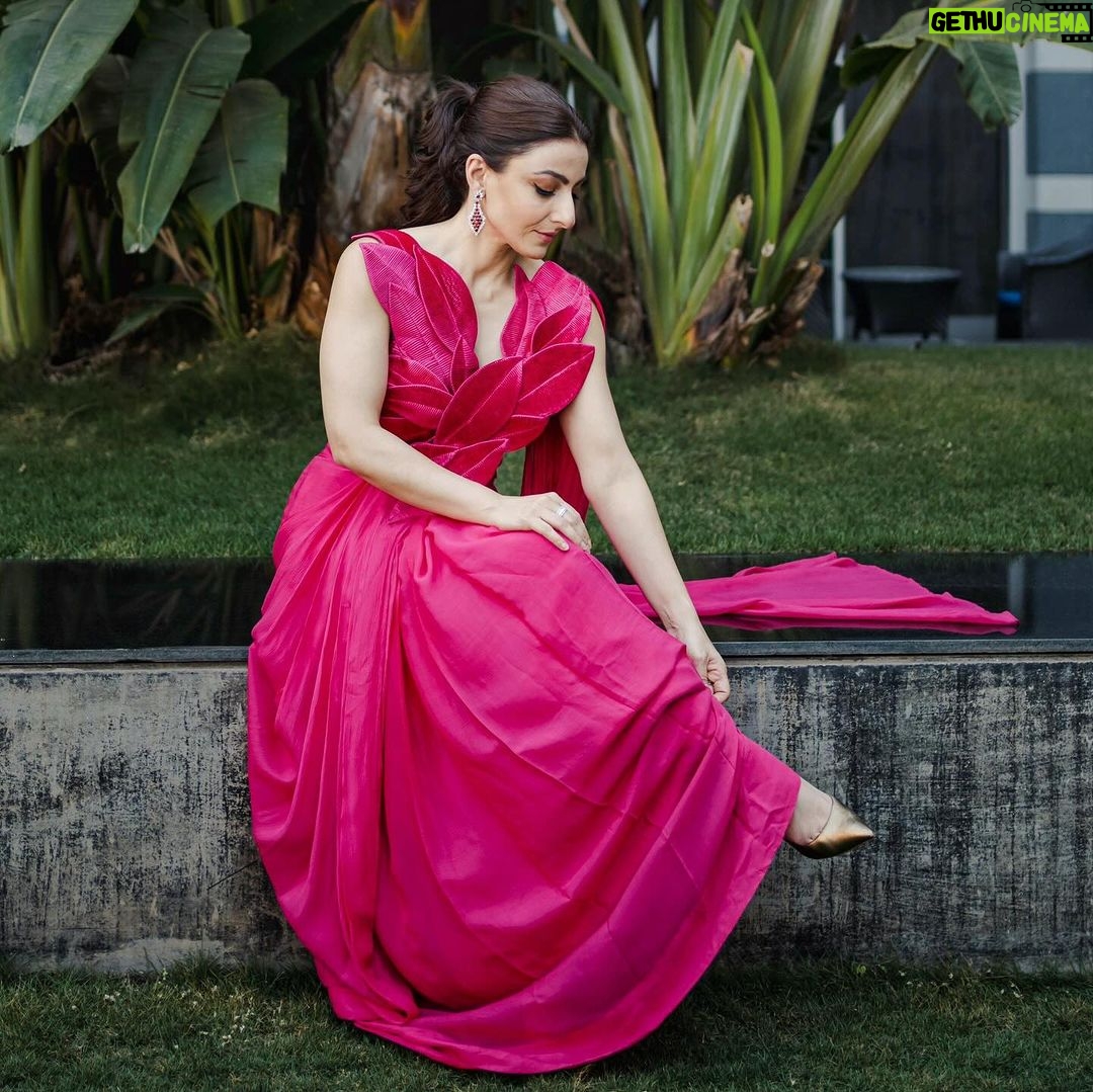 Soha Ali Khan Instagram - Branching out … 🍃 Styling @kareenparwani Outfit @reetiarneja Jewels @jet_gems Photography @whatknotin