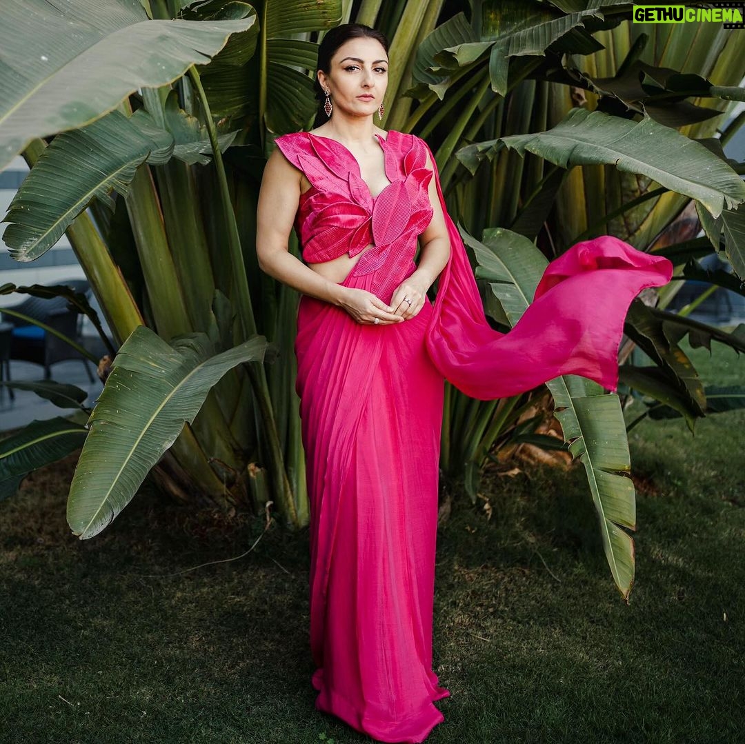 Soha Ali Khan Instagram - Branching out … 🍃 Styling @kareenparwani Outfit @reetiarneja Jewels @jet_gems Photography @whatknotin
