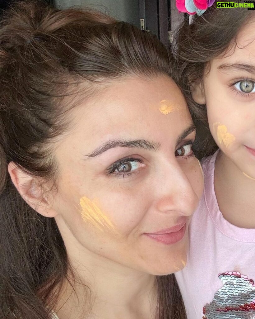 Soha Ali Khan Instagram - The work life balance can be sweet ❤️ #weekend #events #householdchores #motherhood