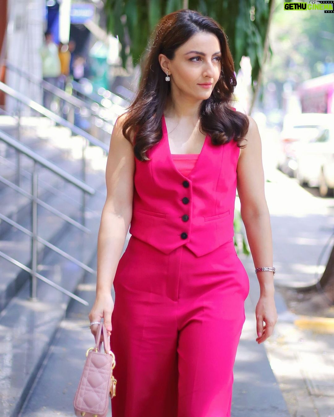 Soha Ali Khan Instagram - La vie en rose Stylist @kareenparwani Photographer @abhiyash_hajare Jewels @anaqajewels