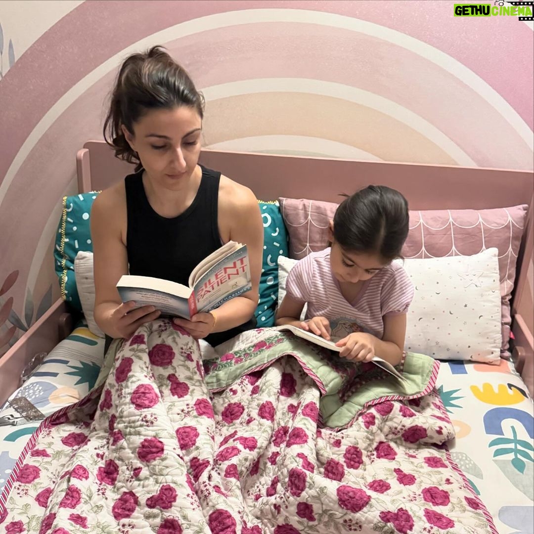 Soha Ali Khan Instagram - Sunday 📖 🖼️ 🎨 ❤️