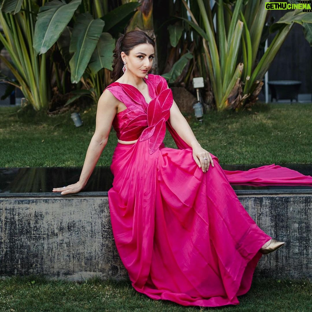 Soha Ali Khan Instagram - Branching out … 🍃 Styling @kareenparwani Outfit @reetiarneja Jewels @jet_gems Photography @whatknotin