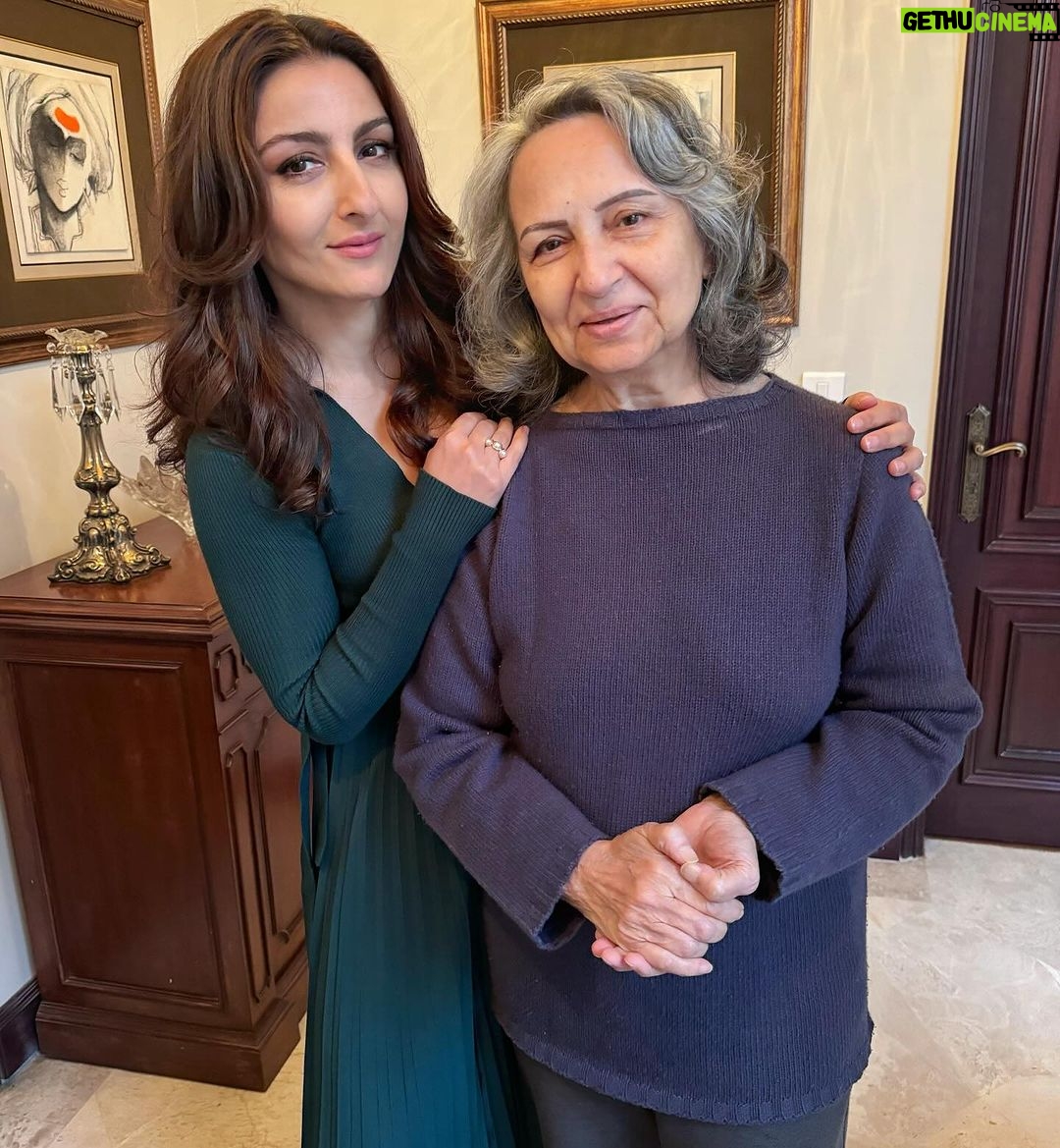 Soha Ali Khan Instagram - The kind of nut that didn’t fall far from the tree, that’s me! Came for the almonds but when in Delhi must see the mothership ❤️ Stylist @kareenparwani Outfit - @forevernew_official Jewels @paromapopat