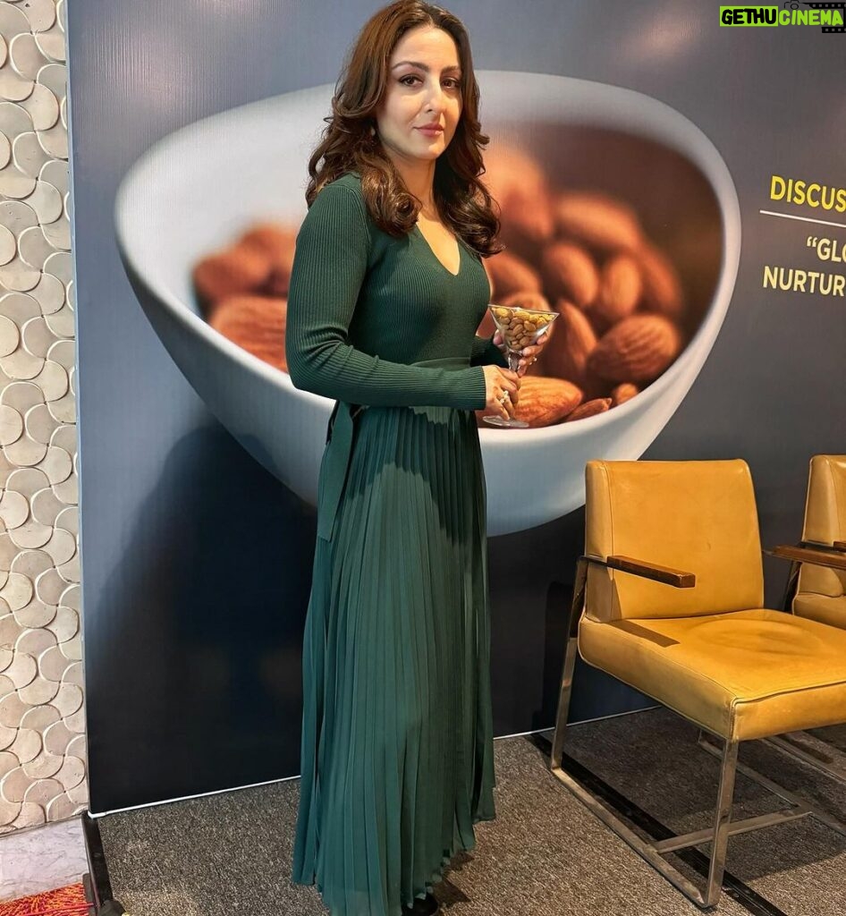 Soha Ali Khan Instagram - The kind of nut that didn’t fall far from the tree, that’s me! Came for the almonds but when in Delhi must see the mothership ❤️ Stylist @kareenparwani Outfit - @forevernew_official Jewels @paromapopat