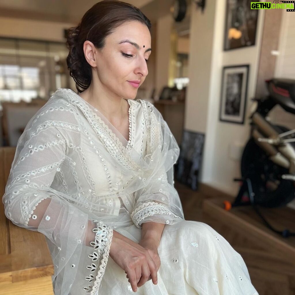 Soha Ali Khan Instagram - 🤍 (Note to self: change into sweatpants before lunch 🍝 )