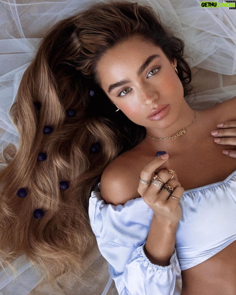 Sommer Ray Instagram - grow 🫐 by @imaraisbeauty ~ my sweet little blueberries that make your hair luscious as f**k with the power of mushrooms 🍄 chaga mushroom helps with hair growth by stimulating and strengthening hair follicles. these help us retain key hair-boosting nutrients that give us strong & healthy hair reishi mushroom helps to encourage blood circulation, which means more oxygen & hair-loving nutrients can travel to the scalp to promote healthy hair growth while reducing the likelihood of scalp conditions snow mushroom not only helps boost our skin and body health via cell hydration, but it also helps our hair strands seal in the moisture, thus helping to maintain the integrity of our herrrrrr 💁‍♀