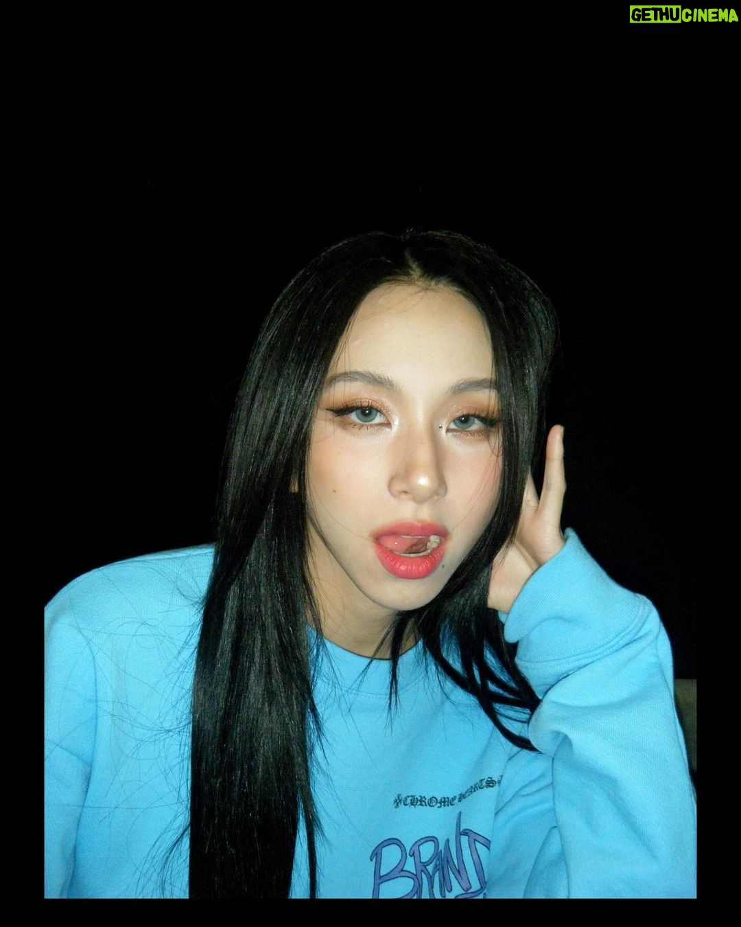 Son Chae-young Instagram - Strawberries are always right🍓