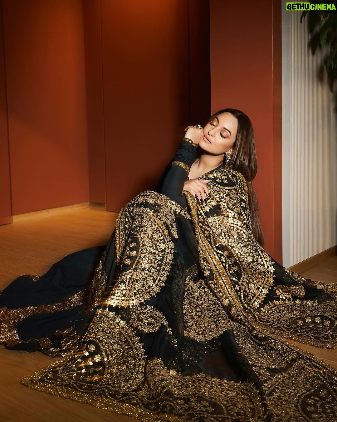 Sonakshi Sinha Instagram - Black and gold for the win ✨