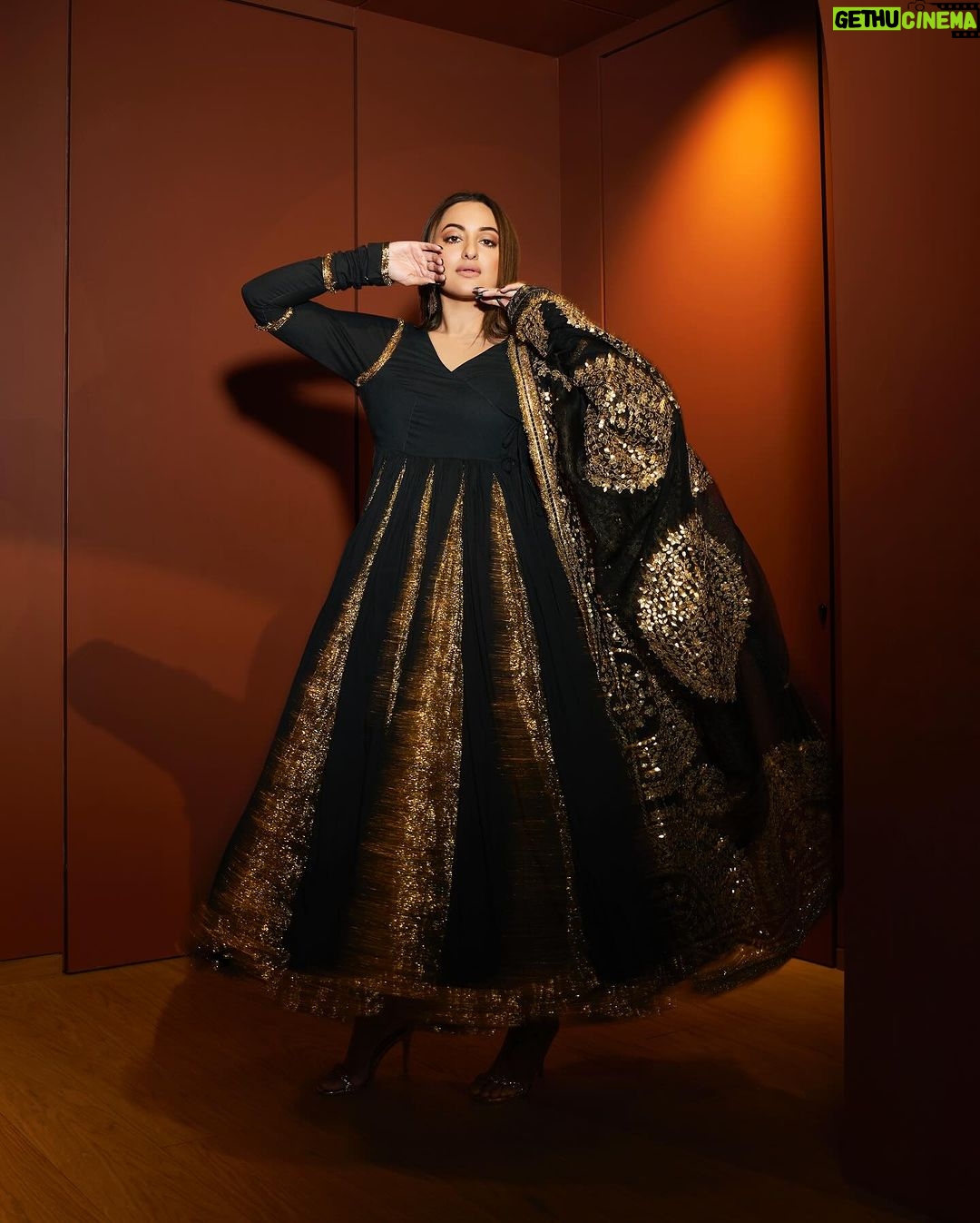 Sonakshi Sinha Instagram - Black and gold for the win ✨