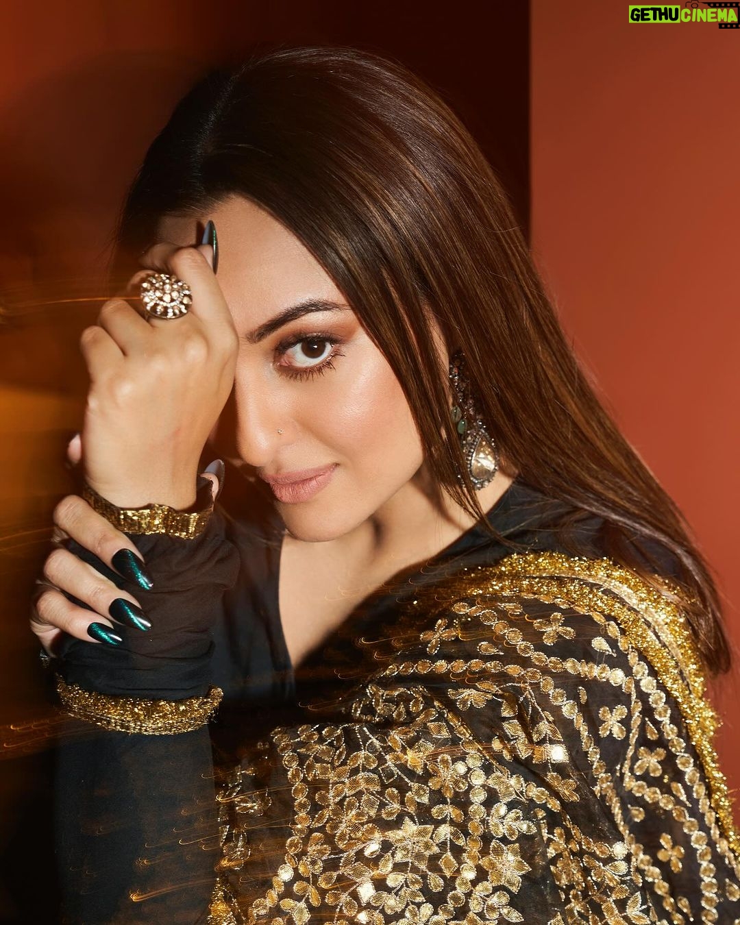 Sonakshi Sinha Instagram - Black and gold for the win ✨