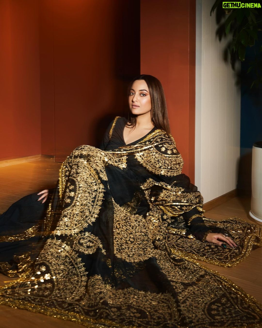 Sonakshi Sinha Instagram - Black and gold for the win ✨
