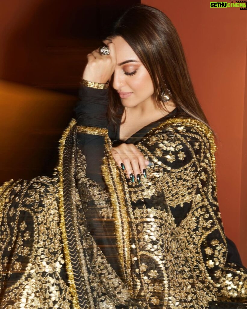 Sonakshi Sinha Instagram - Black and gold for the win ✨