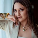 Sonakshi Sinha Instagram - Do people still say “Latergram”??? Asking for a friend. This was when #HeeraMandi took me to @ficci_frames 🎬