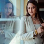 Sonakshi Sinha Instagram - Do people still say “Latergram”??? Asking for a friend. This was when #HeeraMandi took me to @ficci_frames 🎬