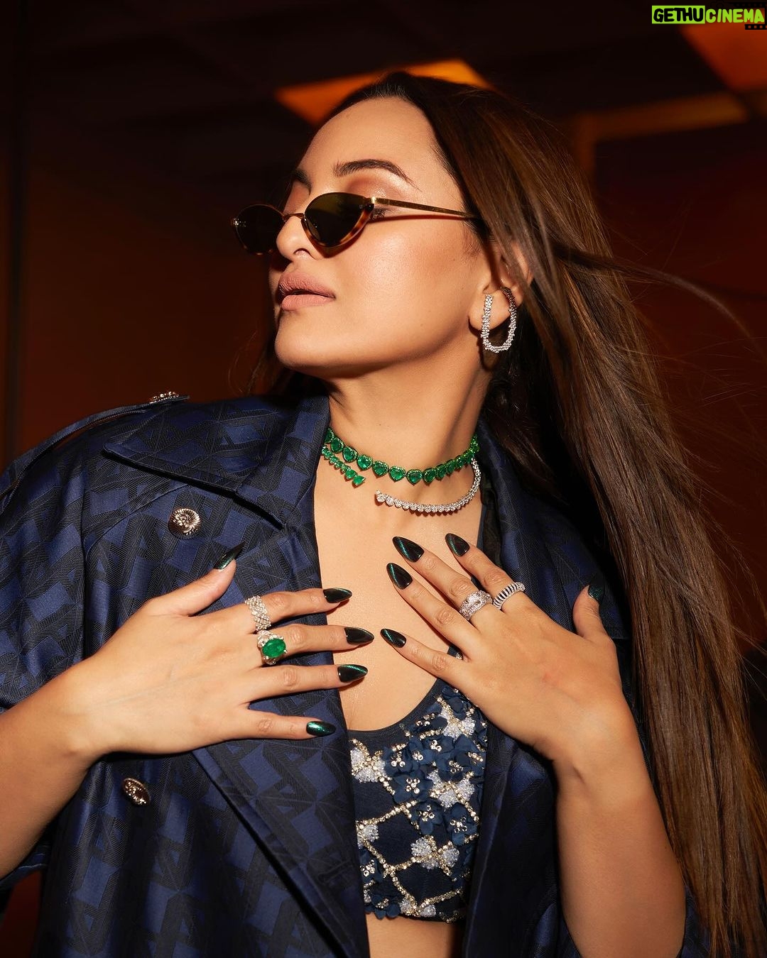 Sonakshi Sinha Instagram - Anjali Bhaati is still roaring!!! Thank you @cnnnews18 @showsha_ for the Best Actress Award… winning for #Dahaad is always MOST special ❤️ @reemakagti1 @zoieakhtar @ruchoberoi @excelmovies @tigerbabyofficial @primevideoin #news18showshareelawards
