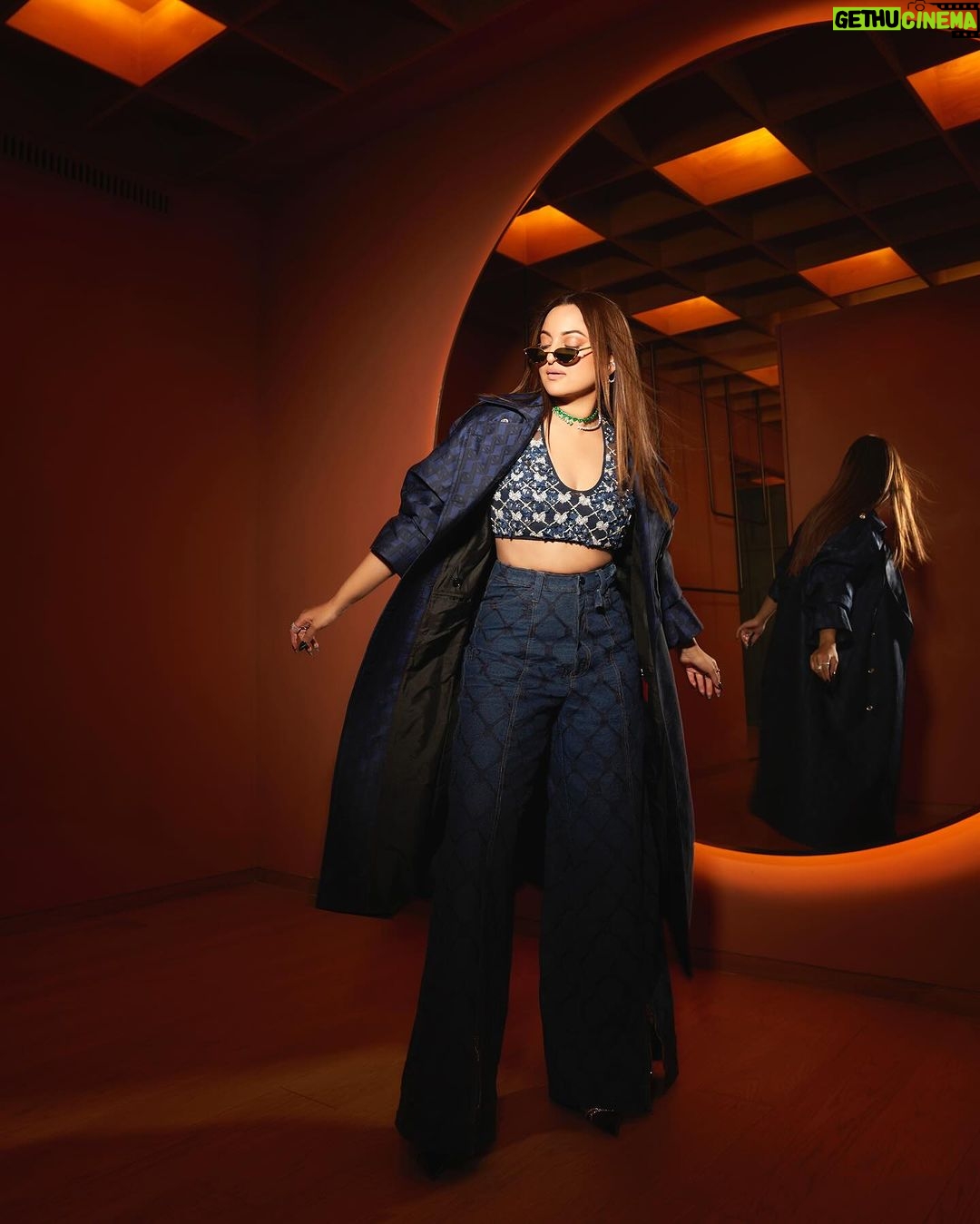 Sonakshi Sinha Instagram - Anjali Bhaati is still roaring!!! Thank you @cnnnews18 @showsha_ for the Best Actress Award… winning for #Dahaad is always MOST special ❤️ @reemakagti1 @zoieakhtar @ruchoberoi @excelmovies @tigerbabyofficial @primevideoin #news18showshareelawards